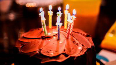 Hyvää syntymäpäivää Suklaa kakku kynttilöillä