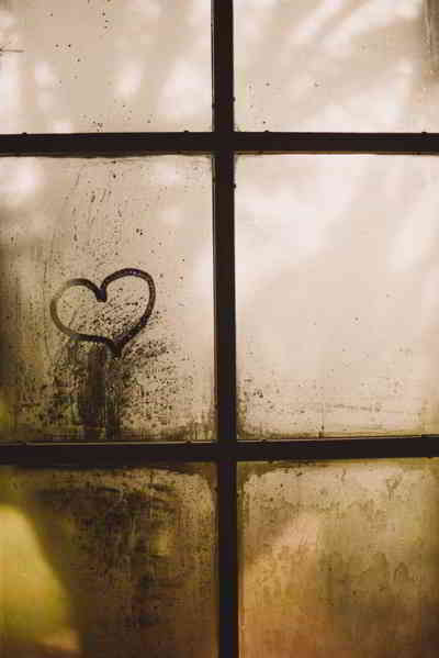 Rakkausruno huurteinen ikkuna ja sydän
